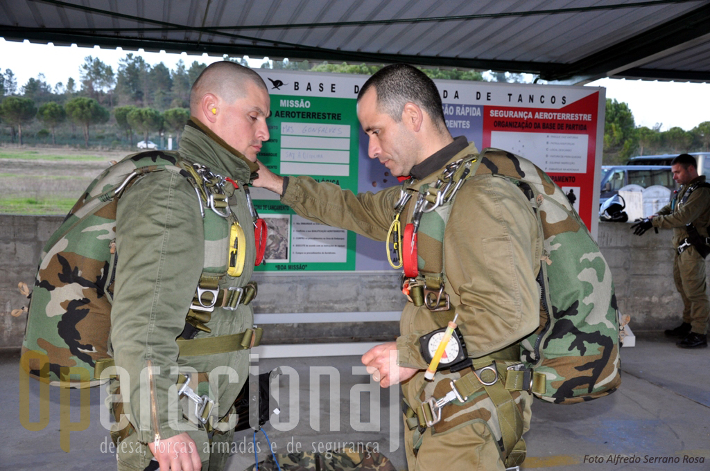 Dois SOGAs portugueses verificam o equipamento para mais um salto. À esquerda o Primeiro-Sargento Pára-quedista Rodrigues e à direita o Primeiro-Sargento Pára-quedista Costa.