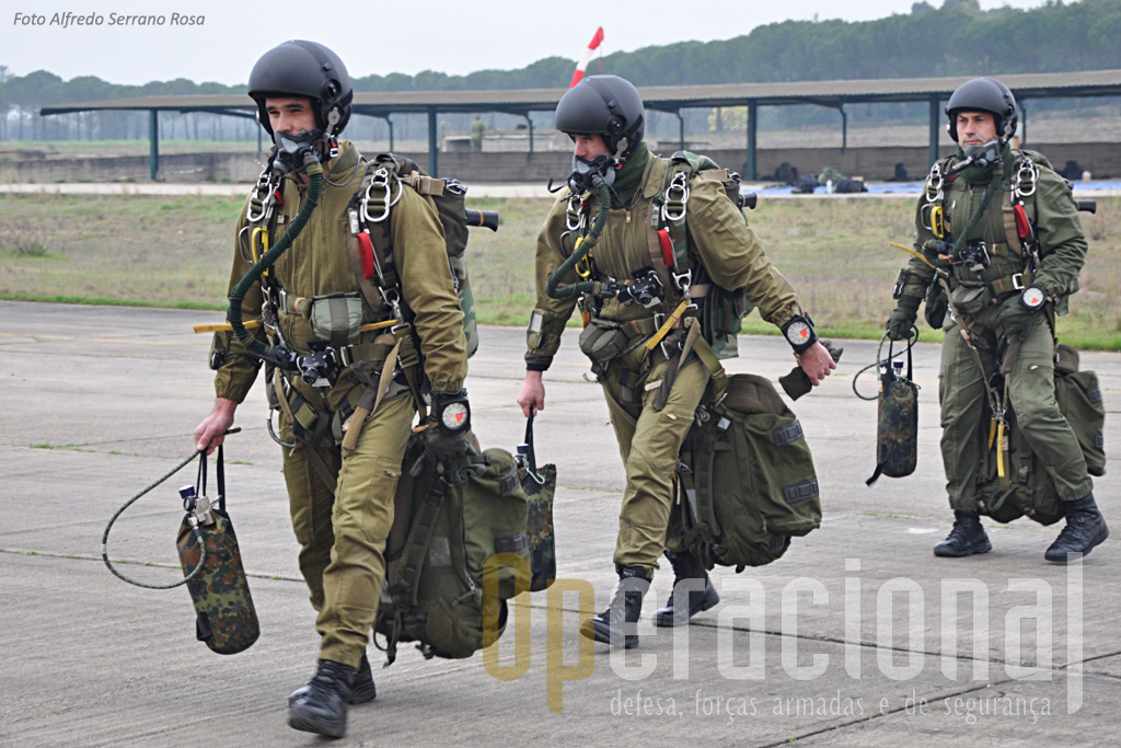 Os Primeiros-Sargentos Pára-quedistas Lopes, Basílio e Ramalho, equipados com o SOV-3, kit de oxigénio, carga e espingarda Galil.