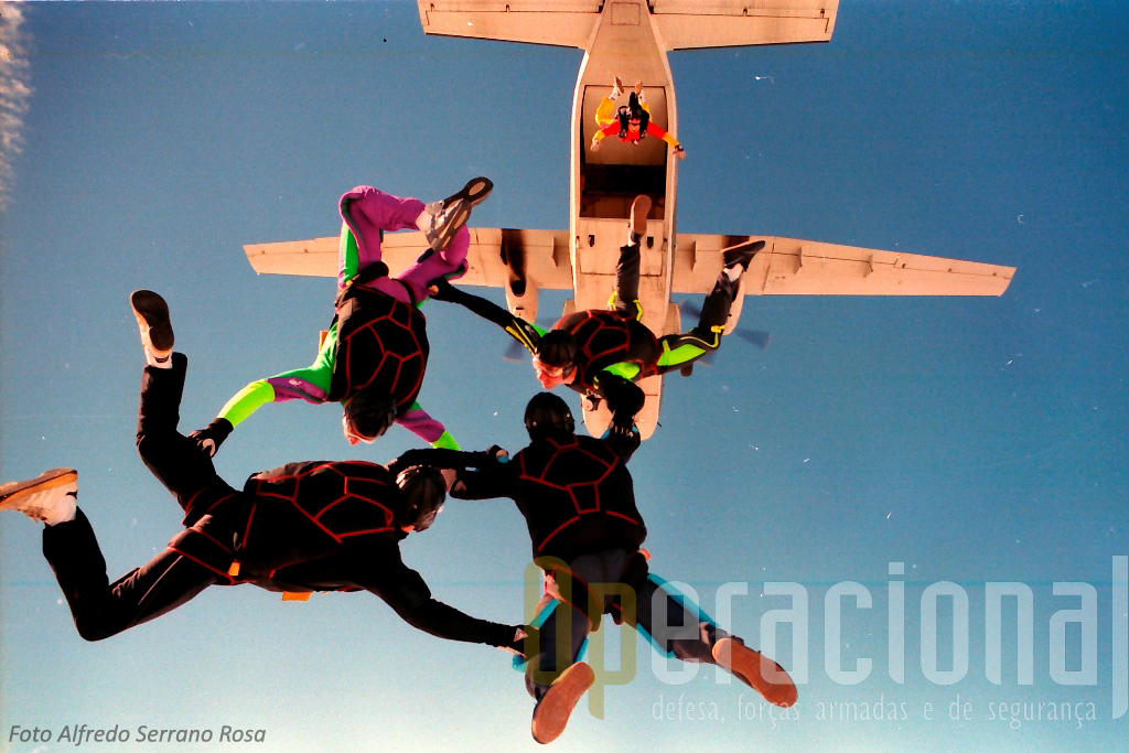 Nova imagem dos «Falcões» e do "AVIOCAR". Serrano Rosa saltou ligeiramente antes, captou a foto e distingu-se o outro "camera fly" a abandonar a aeronave, Luís Nogueira.