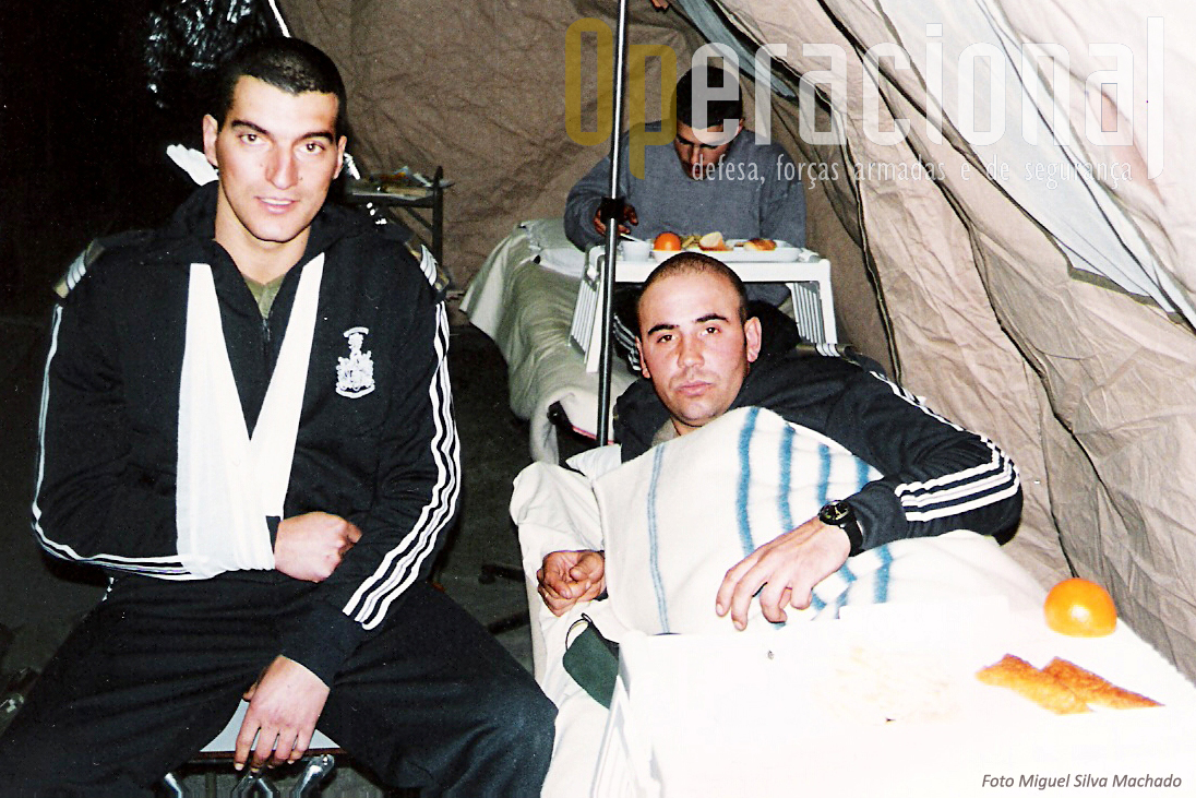 Os Sargentos Dias (à esquerda) e Santos foram feridos pela exlosão de uma mina no decurso de uma patrulha apeada perto de Gorazde.