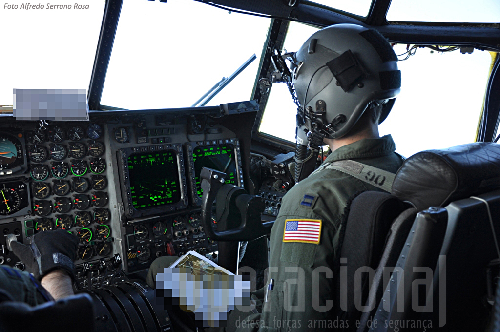 ...trata-se de uma das mais evoluídas versões do "velho" C-130, especialmente equipado para missões especiais.