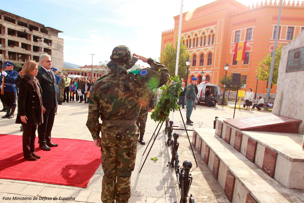 A Ministra da Defesa de Espanha hoemageou em 2010 na Bósnia os espanhóis ali falecidos, num monumento que permanece em Mostar com o nome destes militares e a simbologia das suas unidades.
