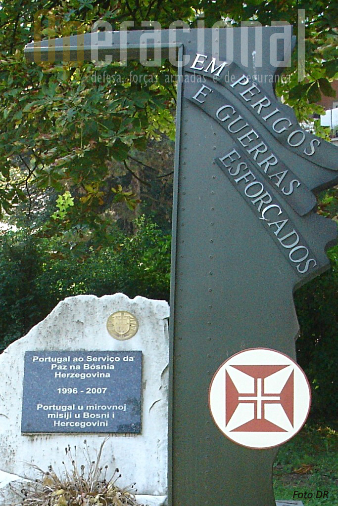 Detalhe actual do monumento. A placa com o nome dos mortos desapareceu e o lema foi alterado.