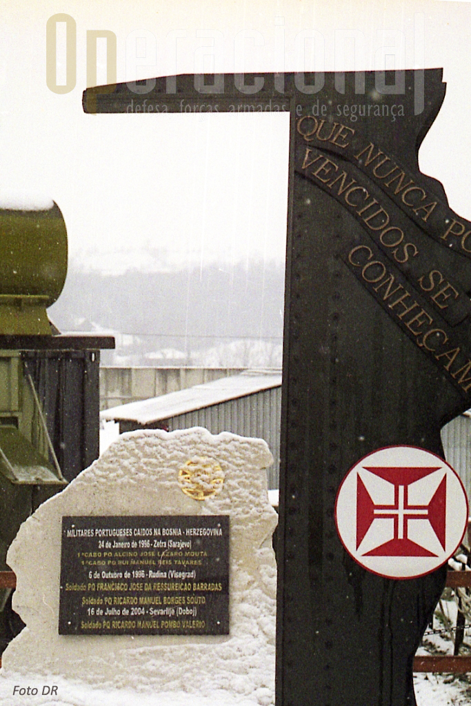Detalhe do monumento, com a placa onde estavam inscritos os nomes dos militares mortos na Bósnia, ao centro, e o lema "Que nunca por vencidos se conheçam" por cima da Cruz de Cristo.