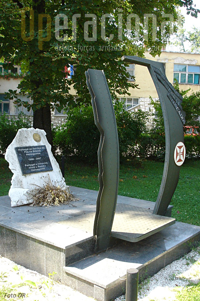 O monumento na cidade de Doboj como ai foi colocado em 2007 pelo último batalhão português que passou pela Bósnia-Herzegovina.
