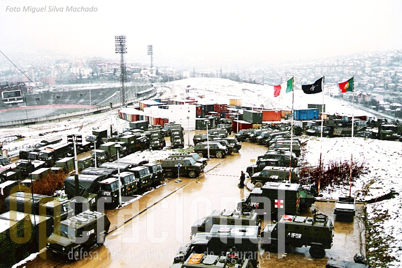 O comando da Brigada Multinacional Sarajevo-Norte, junto ao estádio olimpico de Zetra no inicio de 1996.