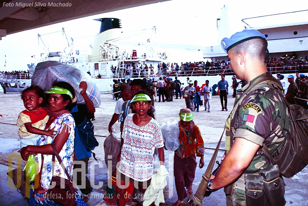 Militaes portugueses efectuam a Recepção e triagem de timorenses que regressam a Dili em navios provenientes da parte indonésia da Ilha de Timor.