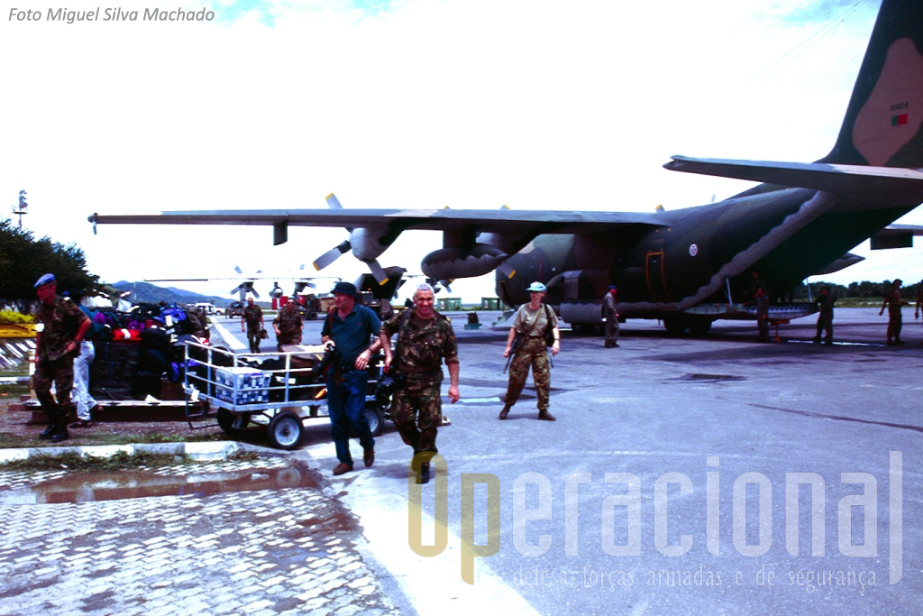De 1 de Fevereiro a 20 de Junho de 2000 a Força Aérea mantêm um Destacamento C-130 em Darwin, voando para Timor-Leste (na foto na pista de Dili) em apoio do Contingente Nacional.