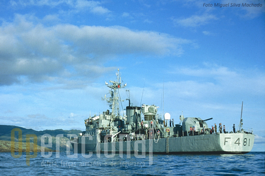 Primeiro a fragata "Vasco da Gama" e depois a "Comandante Hermegildo Capelo" (aqui fotografada nos Açores), mativeram-se em Timor-Leste desde o último timestre de 1999 até meados de 2000.