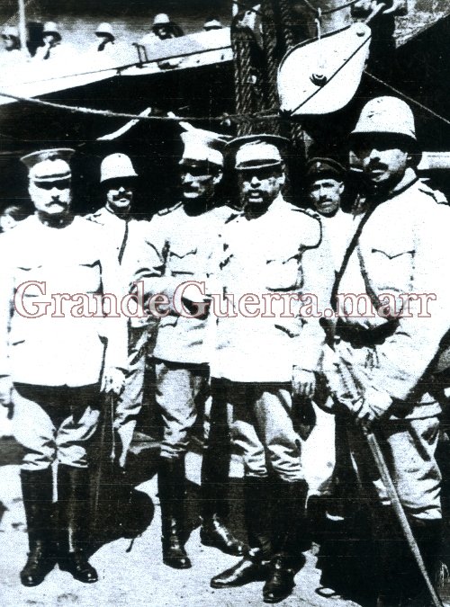 Primeiro da esquerda: General Ferreira Gil, comandante da 3.ª Expedição a Moçambique com o seu Estado-Maior.Junho de 1916