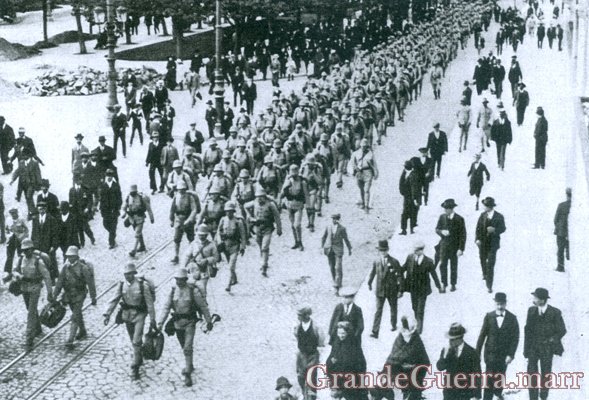 O desfile das tropas expedicionárias pela Avenida da Liberdade (Colecção particular)