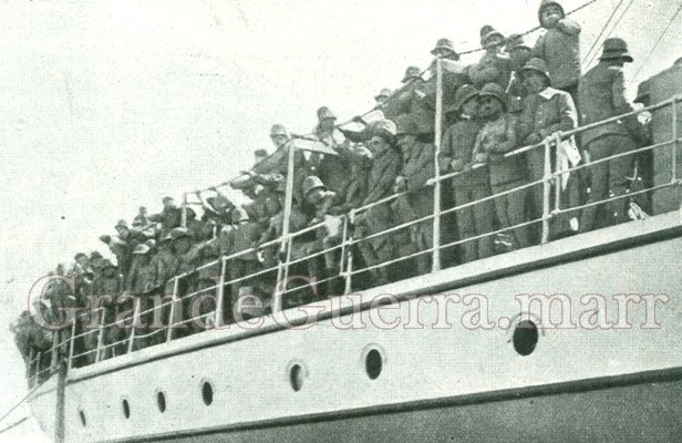 As praças despedem-se das famílias que estão no cais...In. Ilustração Portuguesa (Colecção particular)