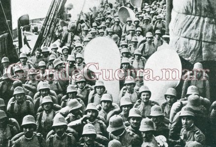 Expedicionários a bordo. Observe o chapéu-capacete com o ventilador semi-esférico. In: Ilustração Portuguesa (Colecção particular)