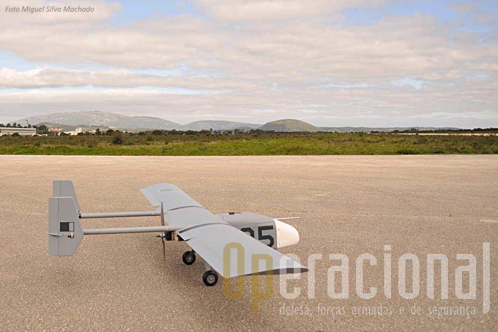 Um "Antex-02" na Ota. Construídos em Sintra na Academia da Força Aérea estes aparelhos cumprem a maioria das suas missões de vôo na pista e espaço aéreo do Centro de Formação Miliar e Técnica da Força Aérea.
