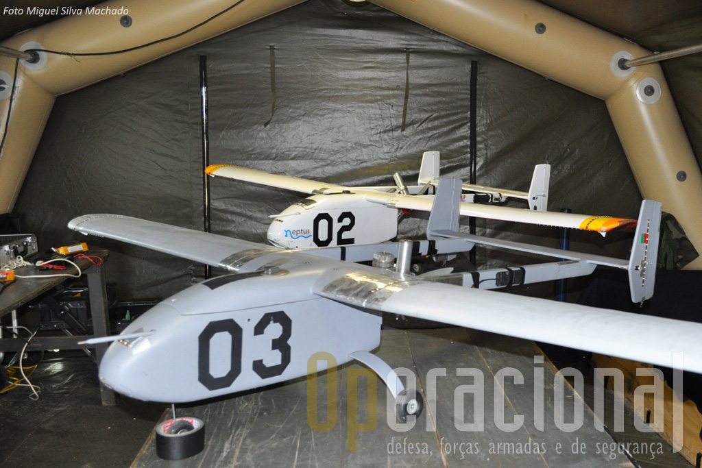 O "Hangar" ANTEX-X02 no dia da visita. Estes dois UAV estavam equipados com motores a combustão.