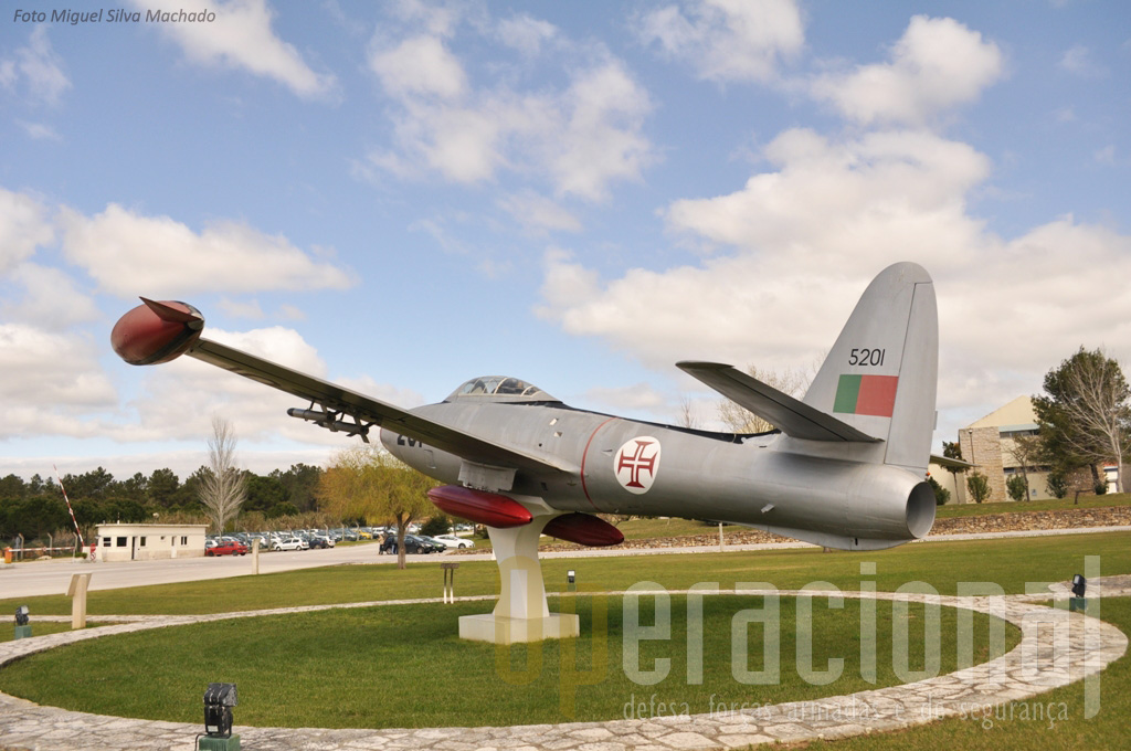Na "Base da Ota" recorda-se hoje o destaque que ali teve o inicio da operação em Portugal dos "aviões a reacção". Pode ser que um dia também os primeiros UAV da Força Aérea, sejam ali recordados. O futuro o dirá.