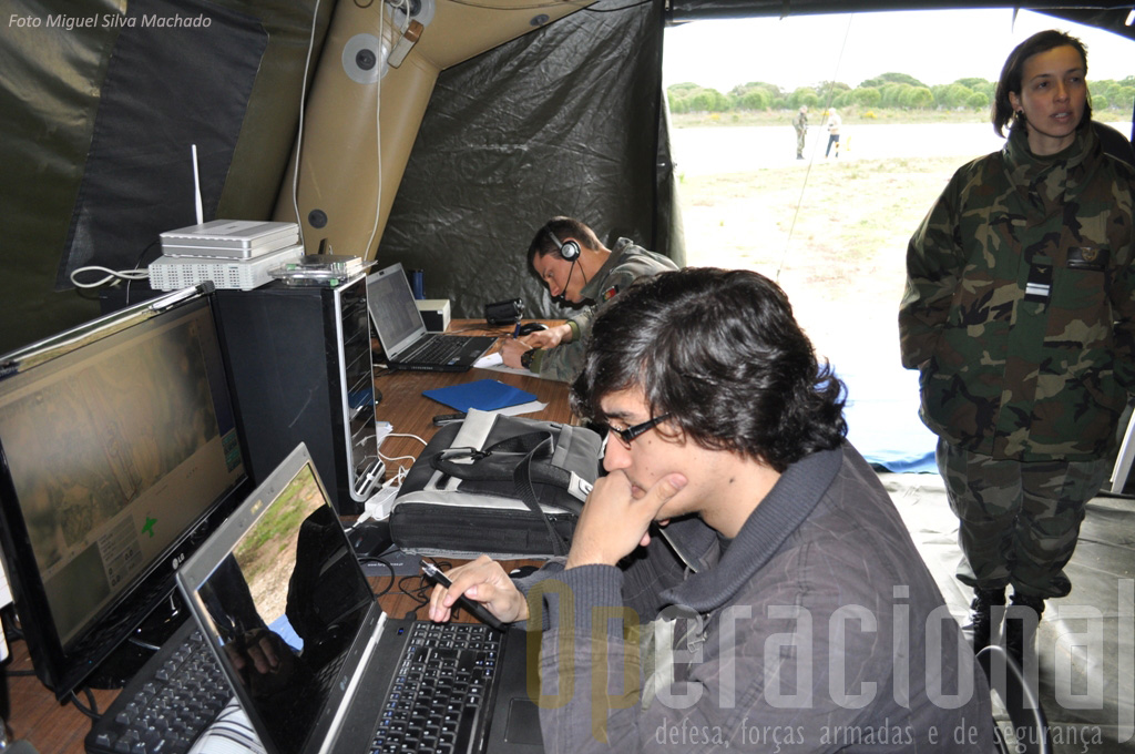 O Engenheiro Informático António Sérgio na consola de gestão que criou, e a partir ad qual é possivel aompanhar os diversos parâmetros de vôo de vários aparelhos em simultânio.