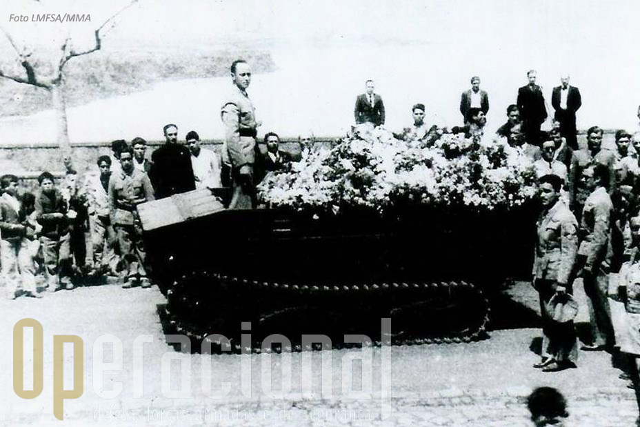 Cortejo fúnebre ao cemitério de Rabo de Peixe. Atente-se na presença de militares e civis, inclusive crianças.