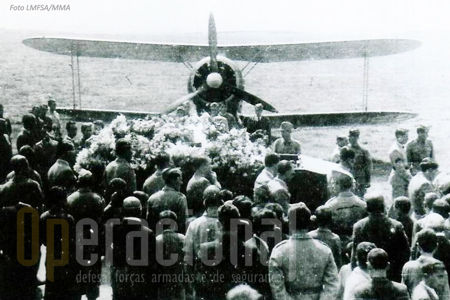 A última passagem de Manuel Cardoso pela Base Aérea n.º 4 (Santana) com guarda de honra constituída por um Gloster Gladiator