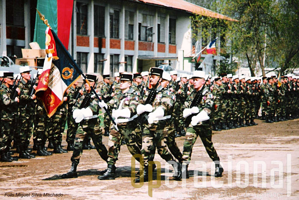 O Estandarte Nacional do 6.º Regimento Estrangeiro de Engenharia (hoje extinto), em 1996 na Bósnia-Herzegovina.