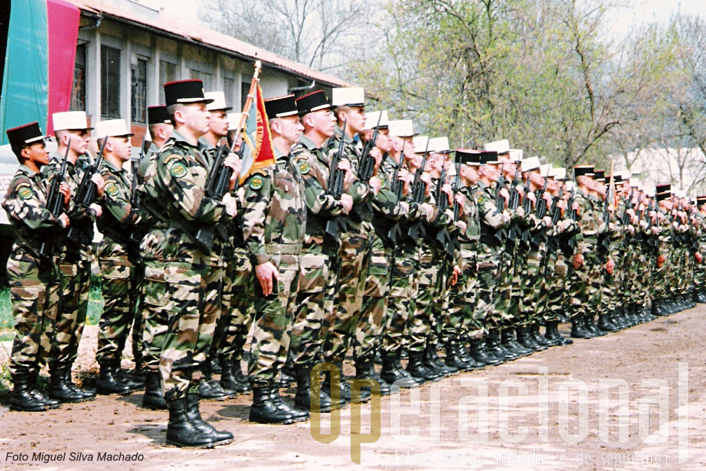 Na Legião oficiais e sargento usam o boné preto e os legionários o conhecido "képi blanc". Todos os sargentos são oriundos de legionários.