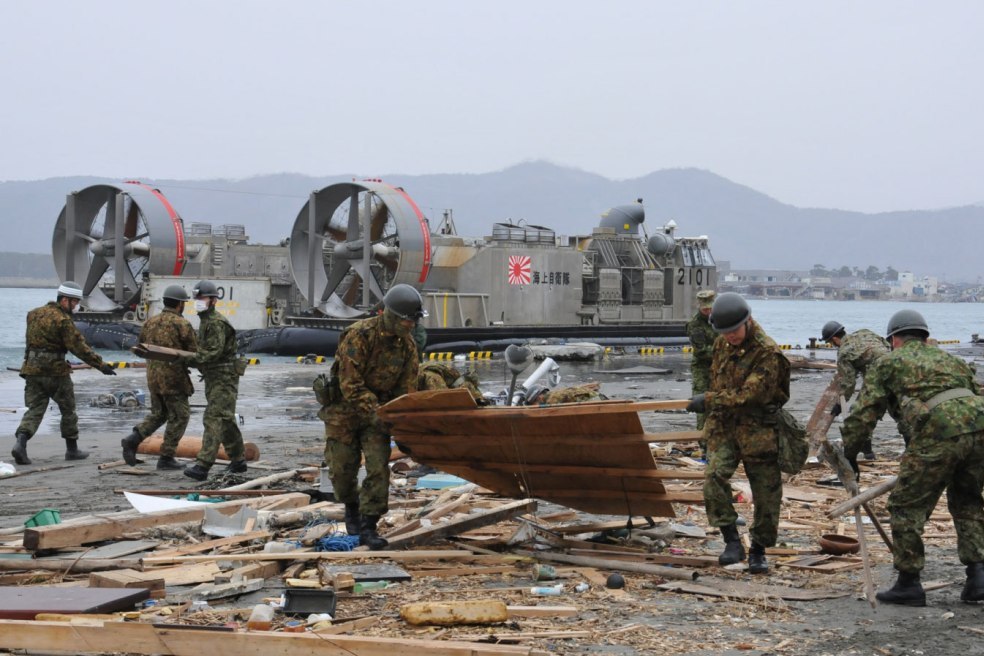 Um dos "hovercraft" LCAC (Landing Craft, Air Cushion) da Força Naval de Auto-Defesa do Japão no decurso das operações na costa de Sendai (Foto Ministério a Defesa do Japão)