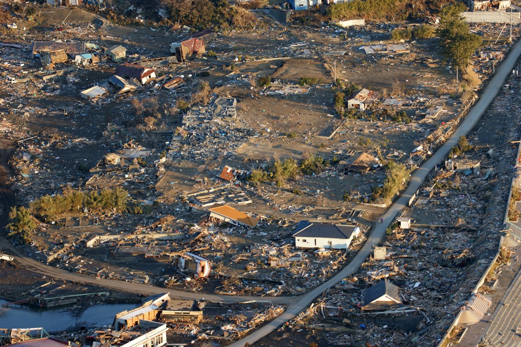 Vista aérea da região de Honshu, ilustrando bem o resulatdo do sismso nas habitações locais (Foto US Navy,  pelo Naval Air Crewman 1st Class Jay Okonek)