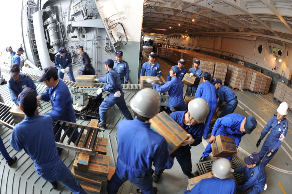 A Marinha (Força Naval de Auto-Defesa do Japão) teve um papel muito importante no transporte de alimentos e equiapamentos pesados para as regiões afectadas. Muitas só foi possivel lá chegar pelo ar ou por mar (Foto Ministério da Defesa do Japão).
