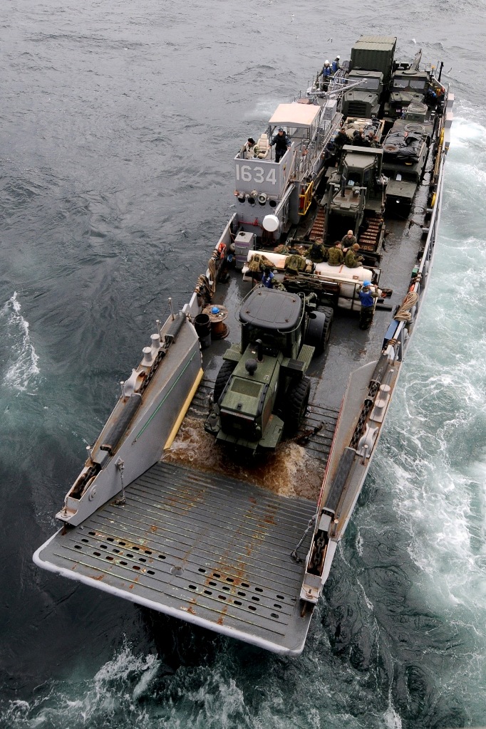 Uma lancha de desembarque americana proveniente do USS Essex (navio de assalto anfibio) vai descarregar material pesado na costa de Akita (Foto US Navy pelo Mass Communication Specialist 3rd Class Adam M. Bennett