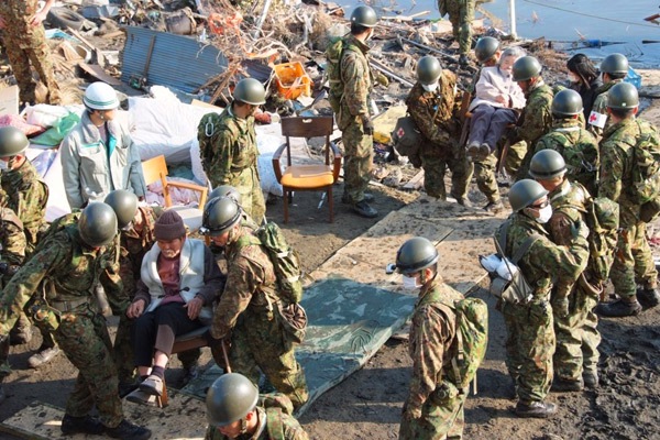 Nas horas iniciais depois do sismo e maremoto os militares iniciaram as operações de resgate de sobreviventes (Foto Ministério da Defesa do Japão)