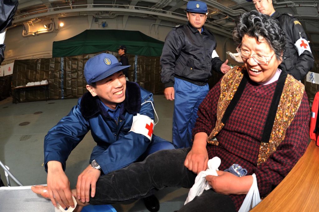 Muitos dos feridos civis foram inicialmente assitidos em instalações (e navios) militares (Foto Ministério da Defesa do Japão)