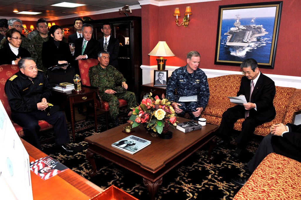 O Ministro da Defesa do Japão, Toshimi Kitazawa (à direita), com o Almirante Patrick Walsh, comandante das firças dos EUA envolvidas no apoio ao Japão, encontram-se a bordo do porta-aviões USS "Ronald Reagan" (Foto U.S. Navy pelo Mass Communication Specialist 3rd Class Shawn J. Stewart