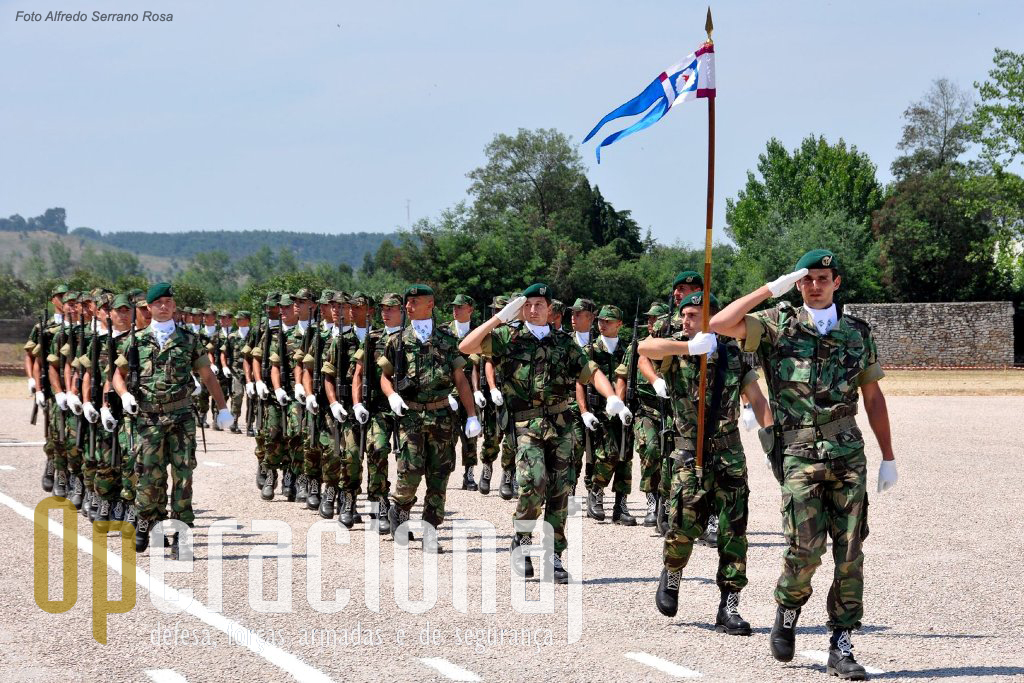 Militares em formação da ETP também participaram na cerimónia militar. Em breve mais umas dezenas de boinas verdes estarão aptos a servir Portugal.