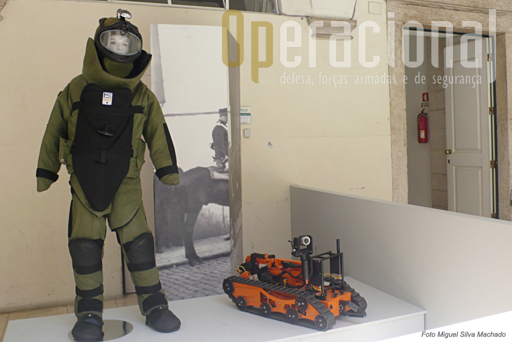 Equipamento anti-estilhaço e o robot Vaguard, este para inactivação e remoção de engenhos explosivos