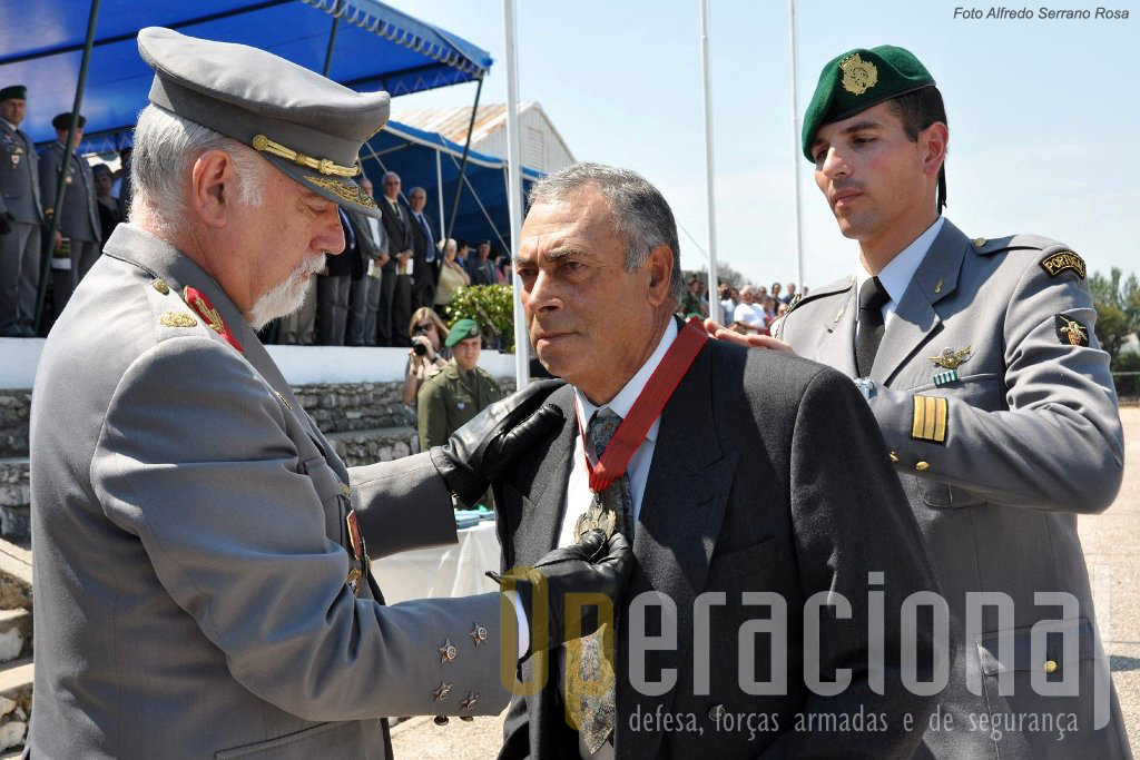 O Tenente Miliciano Pára-quedista José Falcão Penteado, que cumpriu duas Comissões de Serviço no Ultramar foi condecorado com a Medalha da Cruz de Guerra de 1.ª Classe. Fez a imposição o Chefe do Estado-Maior do Exército.