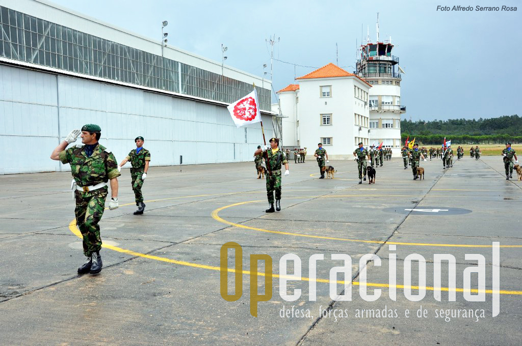 A antiga Base Aérea n.º 3, agora Aeródromo Militar de Tancos e comando da Brigada de Racção Rápida, é o quartel da Unidade de Aviação Ligeira do Exército.