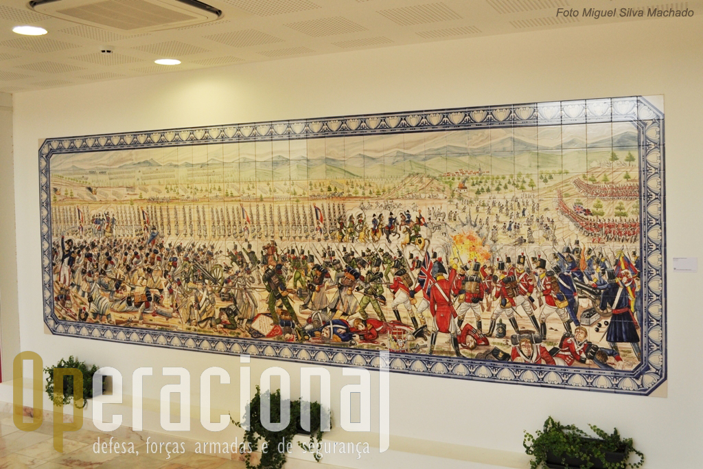 Do mesmo auto, no piso inferior do Centro, um monuental painel de azulejos com uma intrepretação da Batalha do Vimeiro