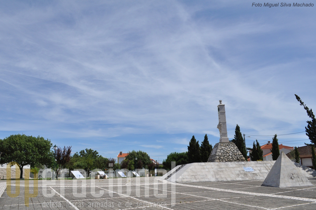 Ao fundo à esquerda, o Centro de Interpretação. Nesta "esplanada" do Monumento ao Centenário, podem ser apreciados város paineis de azulejos com cenas dos acontecimentos da época das Invasões Francesas.