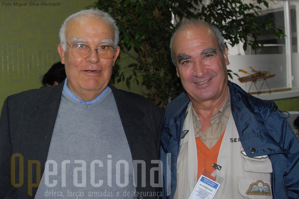 Duas gerações de fotógrafos ar-ar em queda-livre: João lemos Costa (à esquerda) e Alfredo SerranoRosa, na Escola de Tropas Pára-quedistas em 2008.