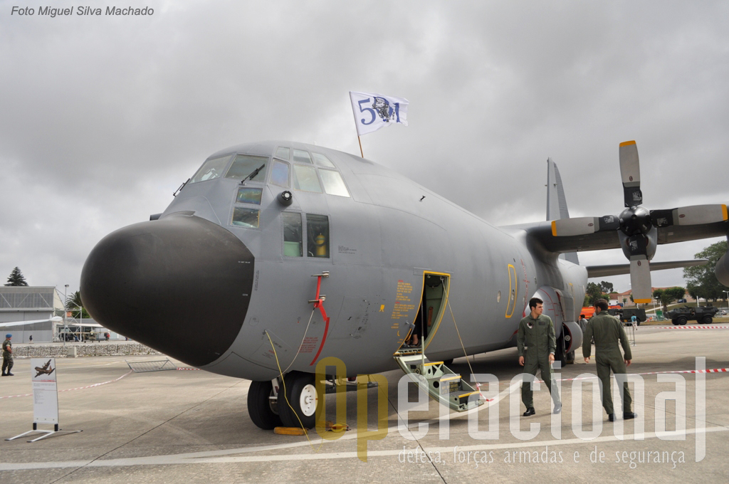 A Esquadra 501 apresentou um dos dois C-130 que já se encontram pintados com o novo padrão adoptado para estas aeronaves. Progressivamente todos os 6 "C" portugueses vão fir assim.