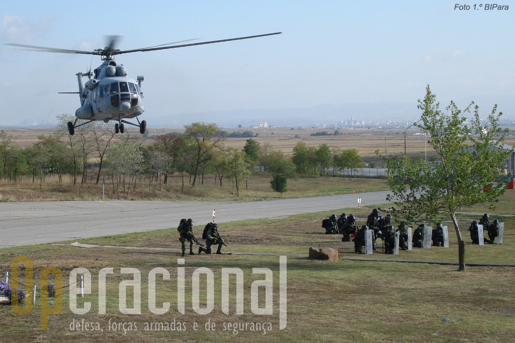 As operações com helicópteros conferem uma capacidade de intervenção rápida em qualquer ponto do Kosovo.