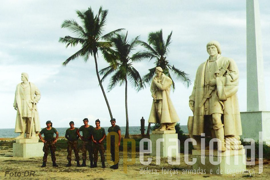 Antes da partida os militares portugueses não deixaram de visitar o Forte de S. Tomé onde funcionava o Museu que recolheu as estátuas de alguns dos nossos herois ultramarinos.