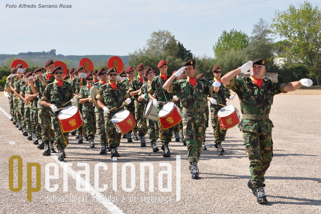 A Banda do Exército chefiada pelo Sargento-Chefe José Ferreira.