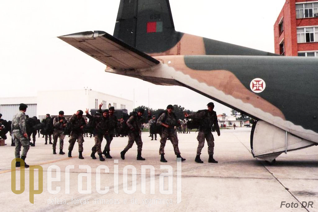 O último grupo de pára-quedistas que seria enviado para África nos C-130 da Força Aérea, saíu de S. Jacinto rumo a Lisboa em C-212 "Aviocar", 30 minutos depois da ordem recebida.