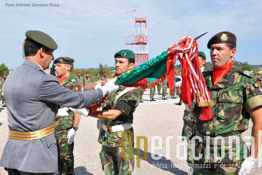 O MGen Campos Serafino entrega o Estandarte Nacional da BrigRR ao novo Porta-Estandarte Nacional da brigada, Tenente Pára-quedista César Monteiro, e respectiva Escolta.