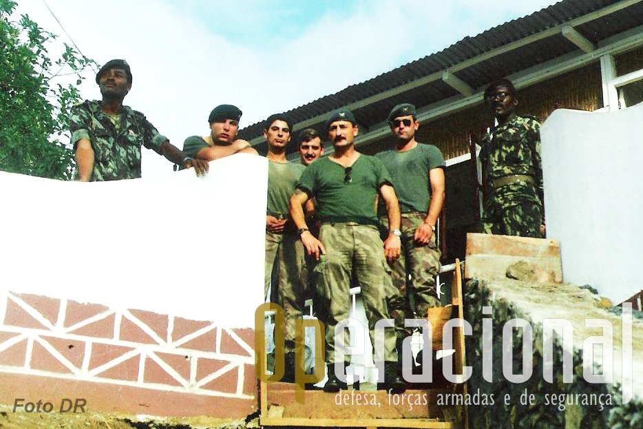 Militares do destacamento em S. Tomé com militares deste país que tão bem os acolheu. Ao centro o Sargento-Ajudante Duarte que chefiava este "parte" da força portuguyesa que aqui permaneceu.