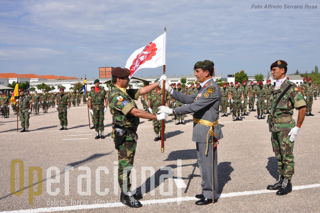 O Sargento-Ajudante de Infantaria Eliseu dos Santos Leitão (à direita), novo Porta-Guião Heraldico da brigada, também iniciou as suas funções nesta cerimónia.