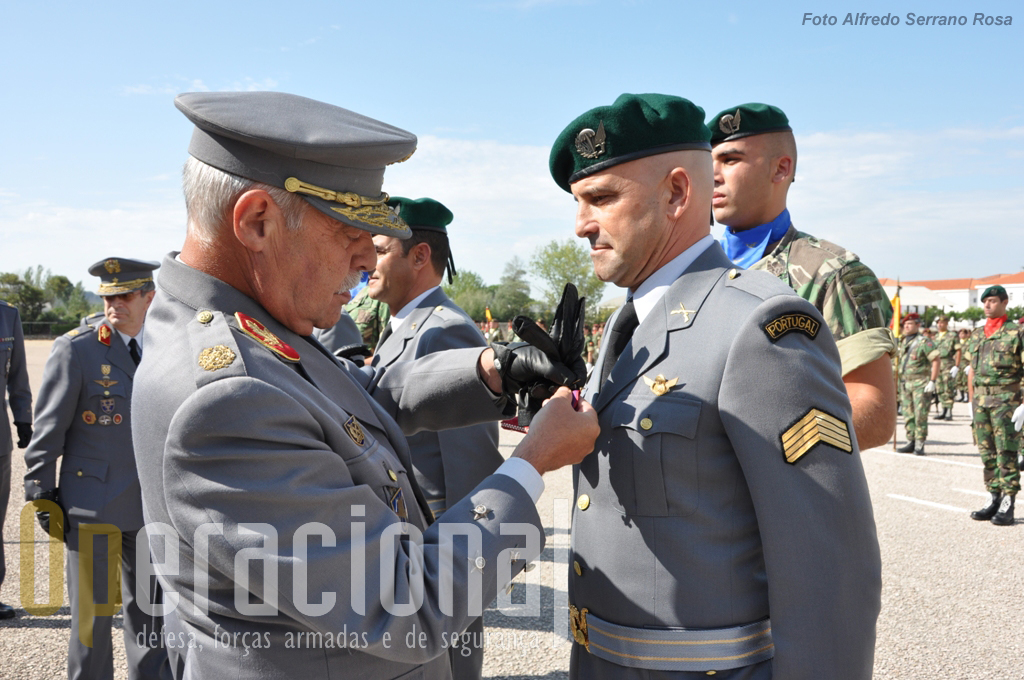 O Primeiro-Sargento Pára-quedista Manuel Bessa a ser condecorado com a Medalha de Mérito Militar. Nesta cerimónia foram condecorados 10 militares da BrigRR.