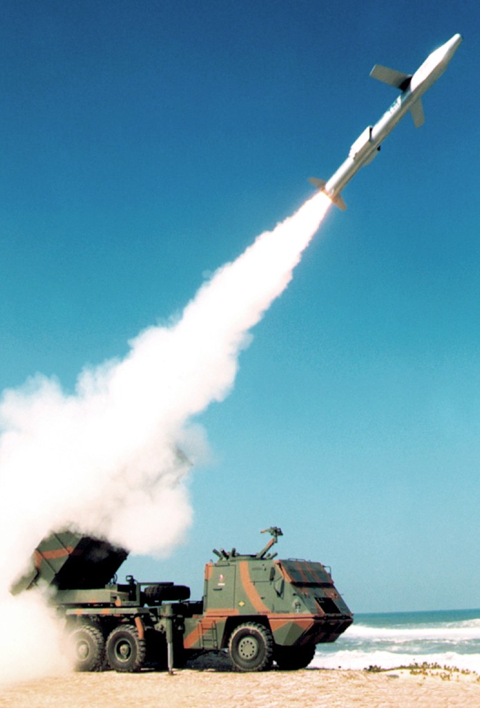 A nova versão do "Astros II" vai passar a poder usar o missil de cruzeiro AV-TM (Concepção artistica de um lançamento AV-TM - foto manipulada Avibras)