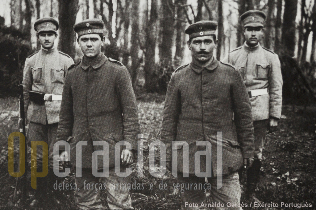 Prisioneiros alemães guardados por militares portugueses.